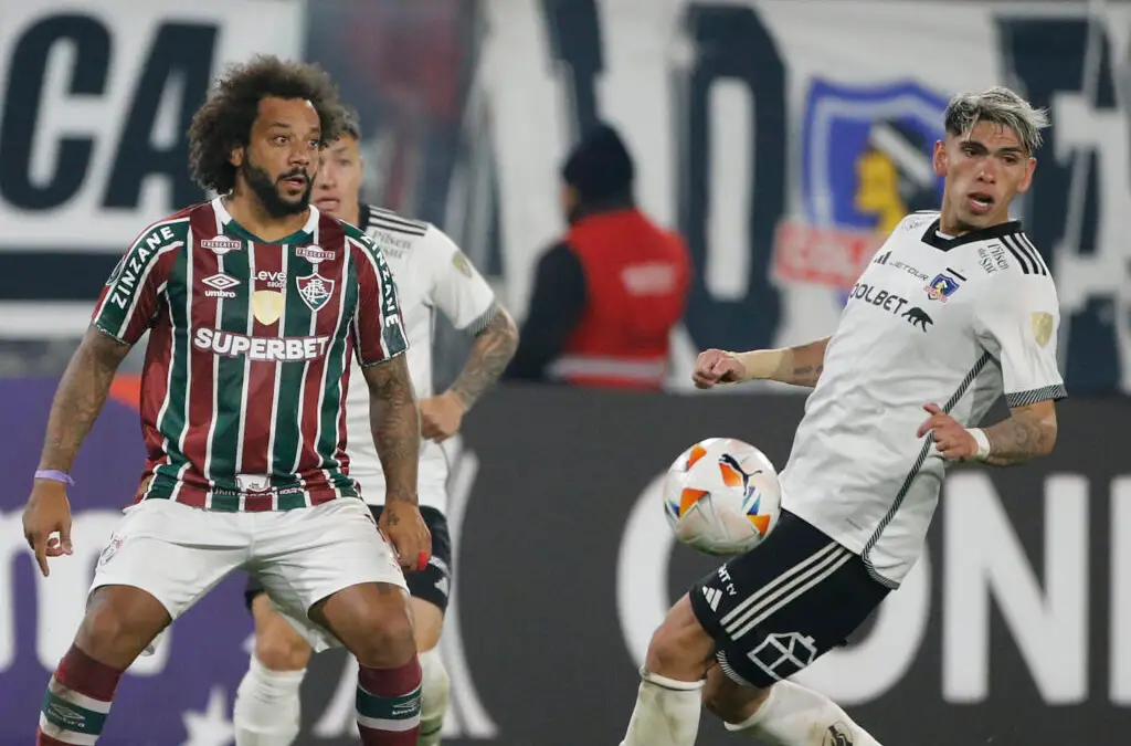 Carlos Palacios disputando un balón con Marcelo en el partido de Colo-Colo vs Fluminense por Copa Libertadores.