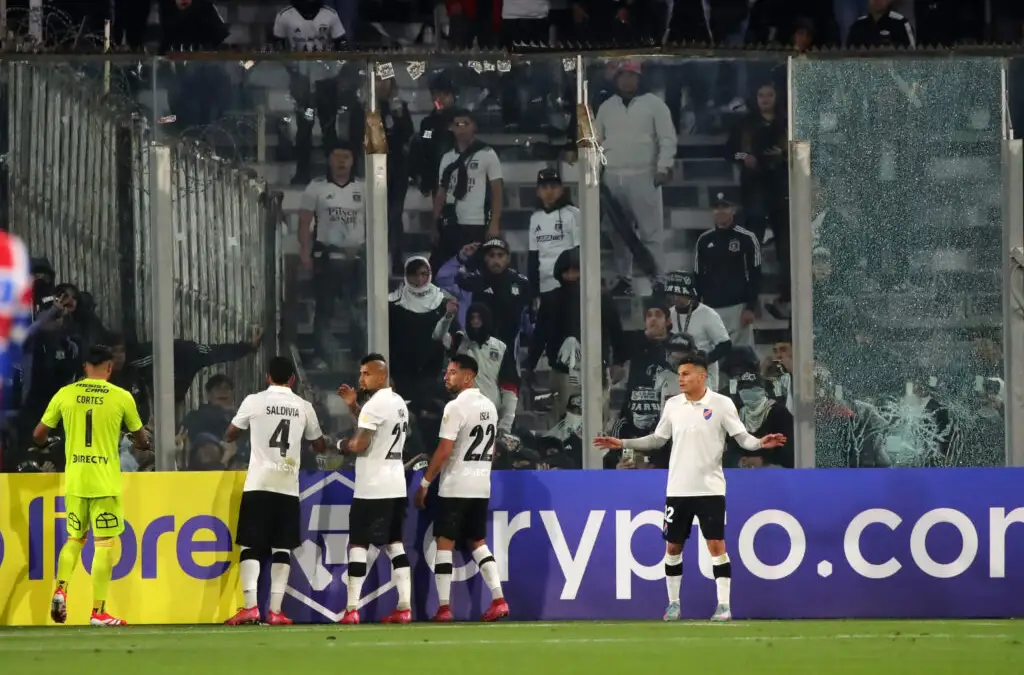 En esta imagen se puede apreciar la división de sectores y el daño al inmueble originado desde el sector Lautaro. Foto: Jonnathan Oyarzun/Photosport.