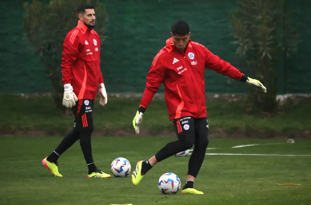 Gabriel Arias recibe cuestionamientos y piden titularidad de Brayan Cortés de La Roja.