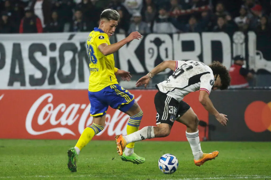 Maximiliano Falcón íerde el balón en zona defensiva, durante el partido de Colo-Colo frente a Boca Juniors por Copa Libertadores.