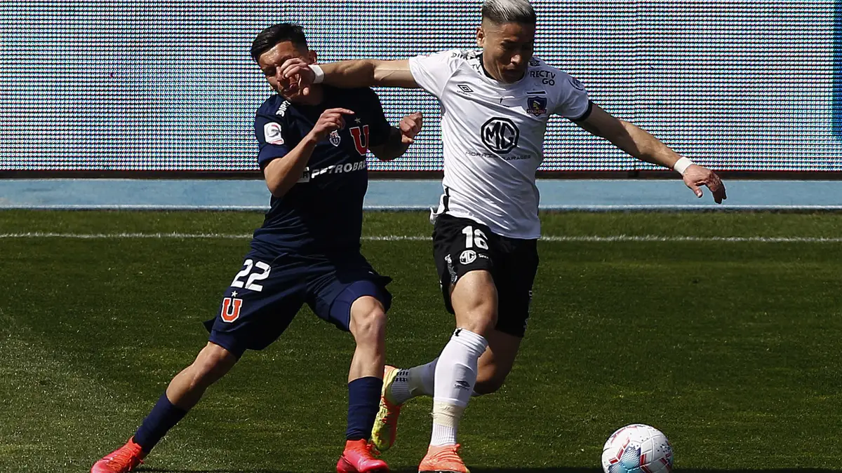 Futbol, Universidad de Chile vs Colo Colo. Novena fecha, campeonato Nacional 2020. El jugador de Universidad de Chile Pablo Aranguiz, izquierda, disputa el balon con Oscar Opazo de Colo Colo durante el partido de primera division realizado en el estadio Nacional en Santiago, Chile. 06/09/2020 Felipe Zanca/Photosport Football, Universidad de Chile vs Colo Colo. 9th date, 2020 National Championship. Universidad de Chile’s player Pablo Aranguiz, left, battles for the ball against Oscar Opazo of Colo Colo during the first division match held at Nacional stadium in Santiago, Chile. 06/09/2020 Felipe Zanca/Photosport