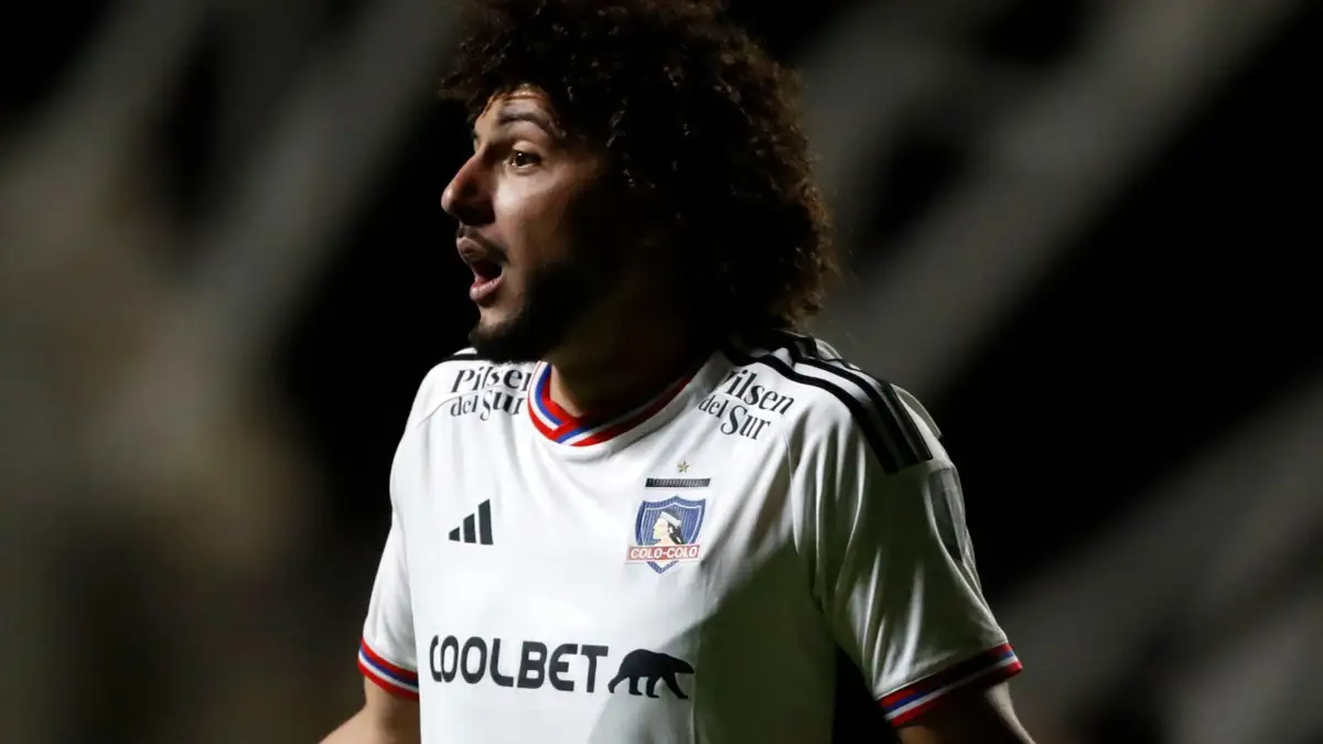 Maximiliano Falcón sorprendido en cancha jugando por Colo Colo