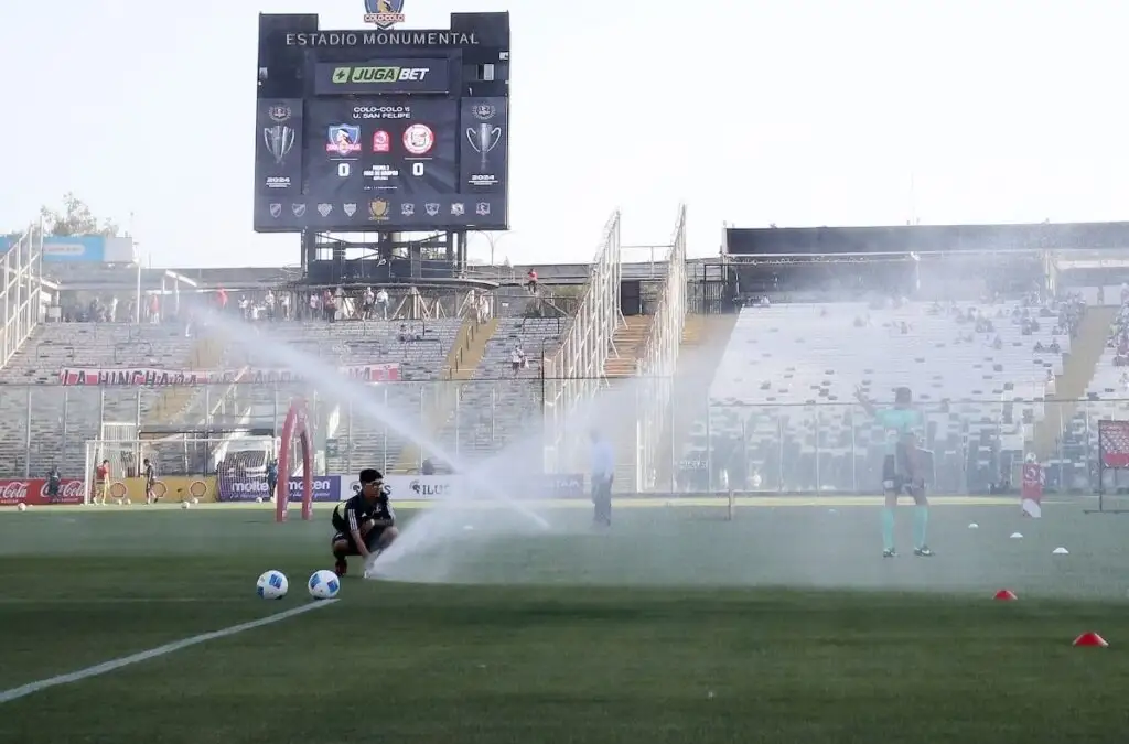 Colo-Colo trabaja en la cancha del Estadio Monumental.