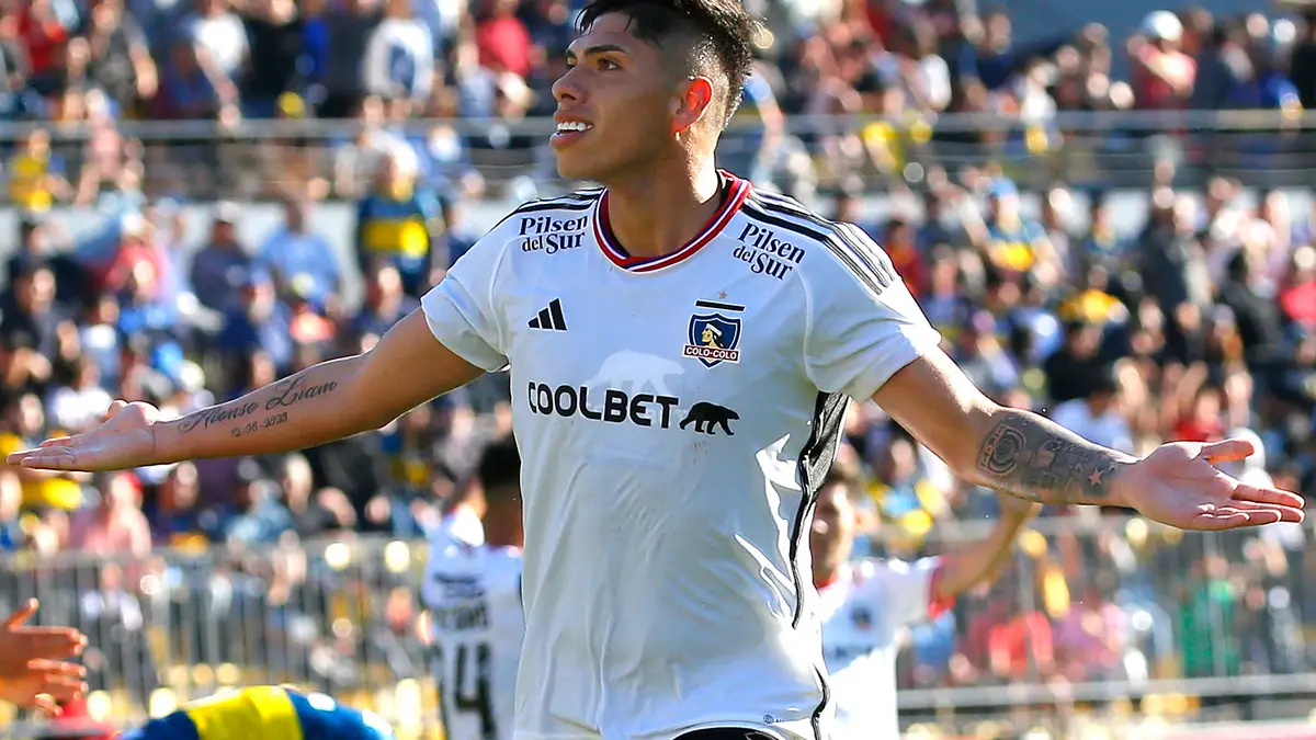 Carlos Palacios celebrando un gol con camiseta de Colo-Colo.
