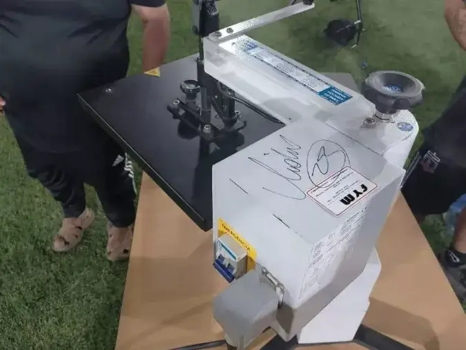 La firma de Arturo Vidal en la máquina