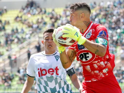 [VIDEO]: El tenso momento que vivió Carlos Muñoz antes del partido entre Santiago Wanderers y Puerto Montt