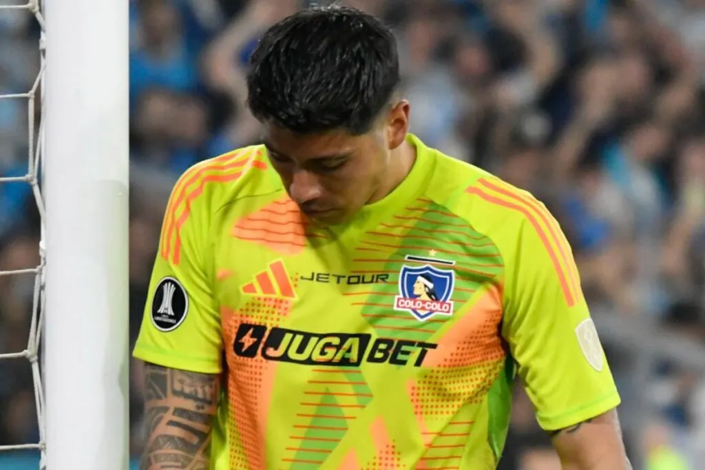 Brayan Cortés lamentándose con la camiseta de Colo-Colo.