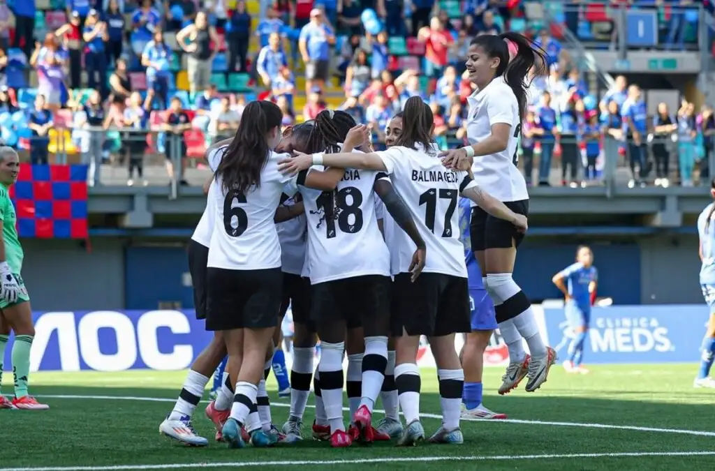 Colo-Colo golea a Universidad de Chile por la Liga Femenina.