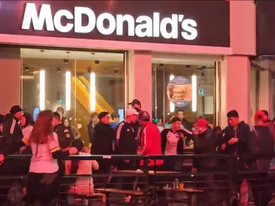 Se enojó: Popular cuenta de McDonalds en Argentina reprochó actuar de hinchas de Colo-Colo en sus instalaciones con denuncia incluida