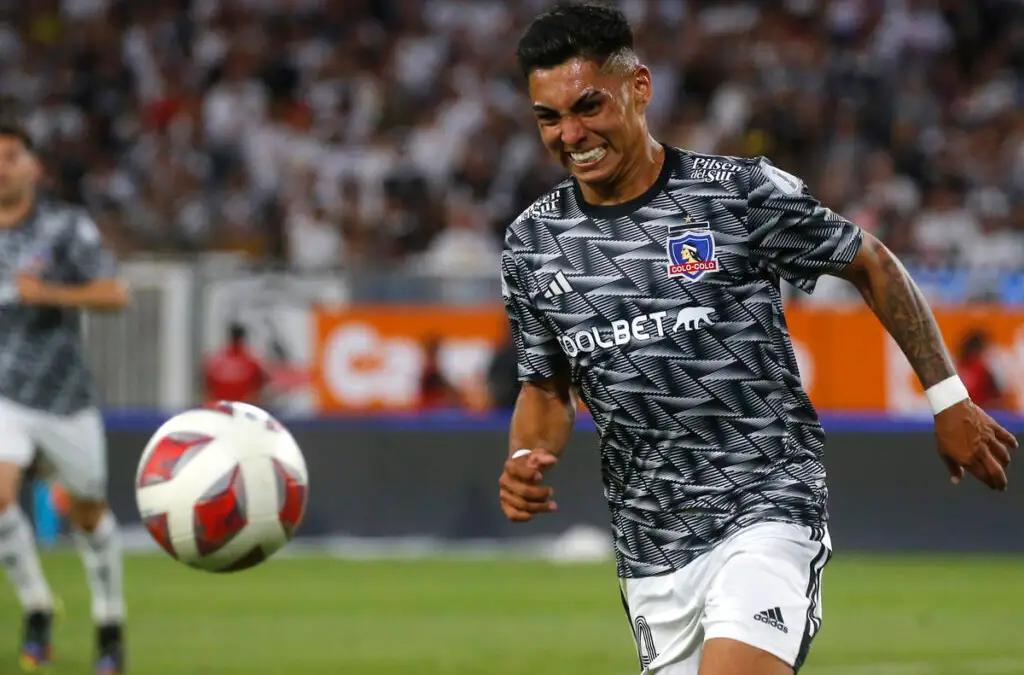 Jordhy Thompson lleva dos goles con la camiseta de Colo-Colo este 2023.