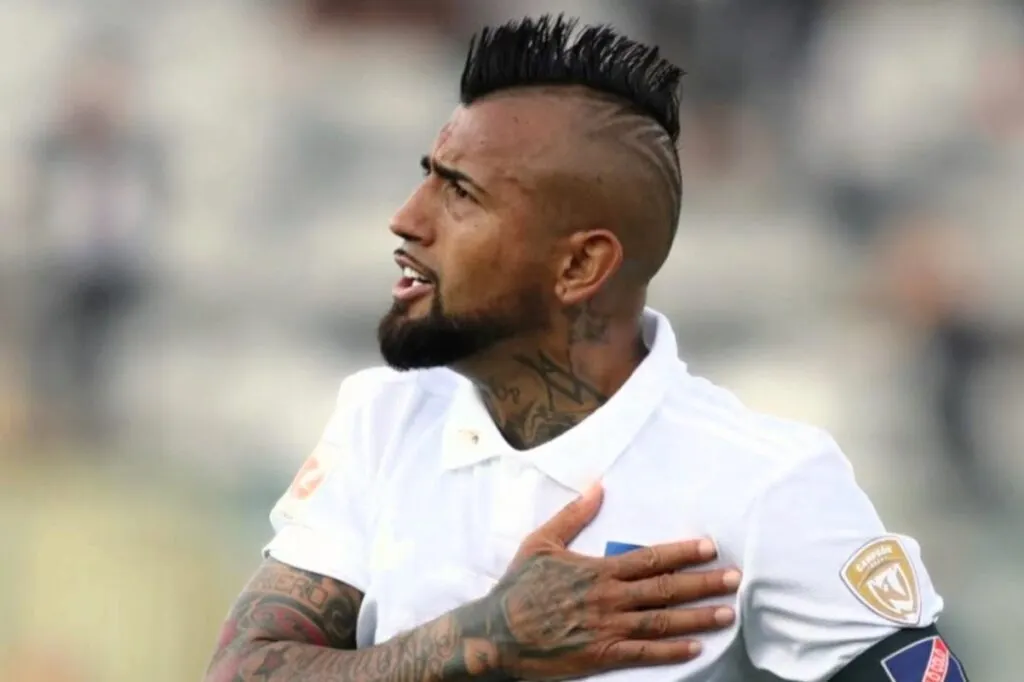 Arturo Vidal celebrando un gol con la camiseta de Colo-Colo.