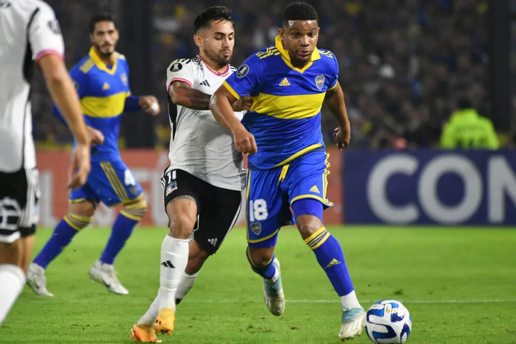 Marcos Bolados disputando un balón en la derrota 0-1 de Colo-Colo ante Boca Juniors en el Estadio La Bombonera, válido por la fase de grupos de la Copa Libertadores 2023.