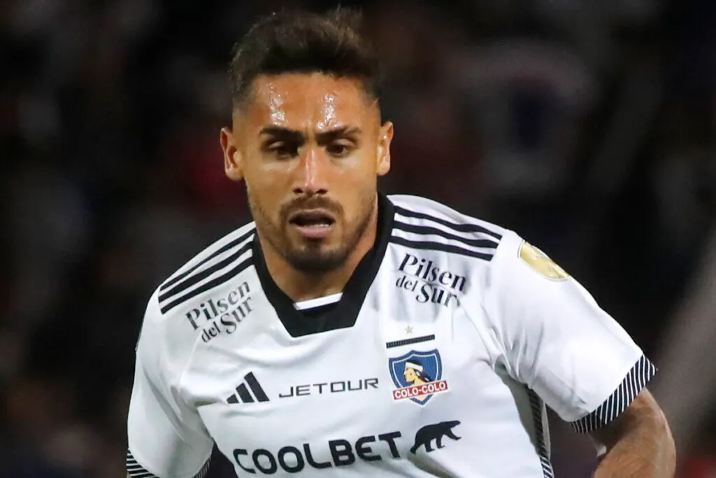 Primer plano de Marcos Bolados con la camiseta de Colo-Colo.