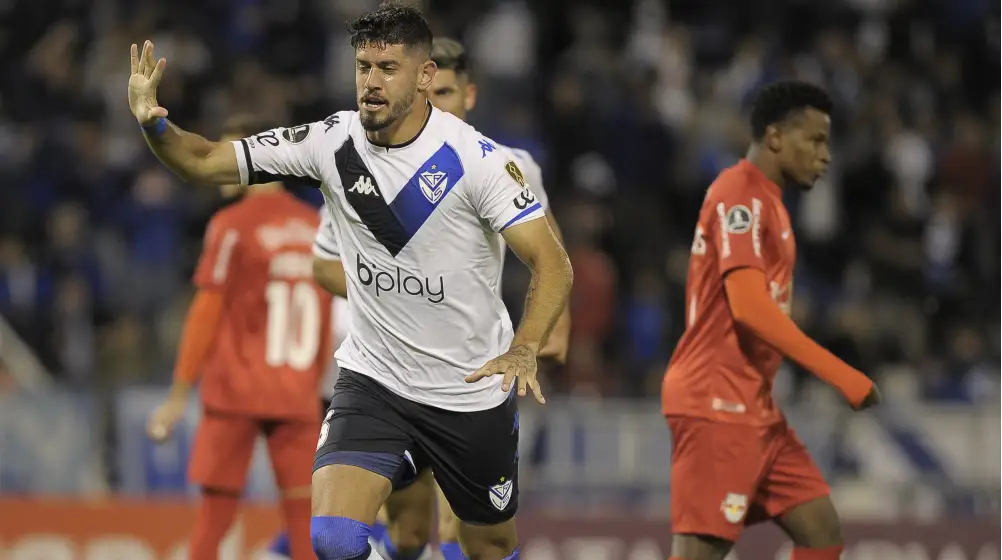 Matías de los Santos defendiendo la camiseta de Vélez Sarsfield.