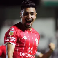 El mejor de la cancha: El emotivo gesto de los hinchas de Huracán con Williams Alarcón en duelo de chilenos