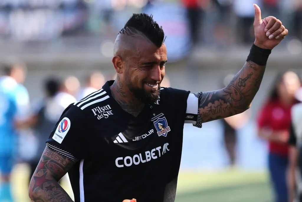 Primer plano a Arturo Vidal con la camiseta negra de Colo-Colo y un pulgar arriba.