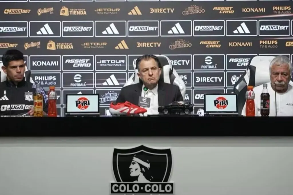 Aníbal Mosa, Esteban Pavez y Carlos Caszely en conferencia de prensa.