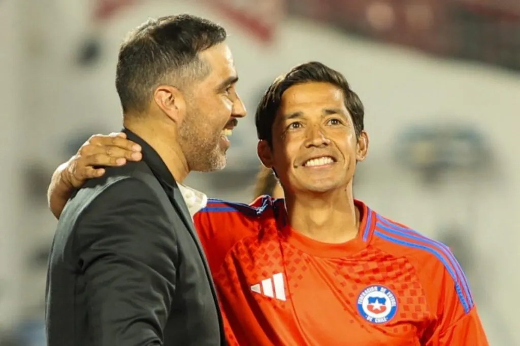 Claudio Bravo y Matías Fernández en el Estadio Nacional.