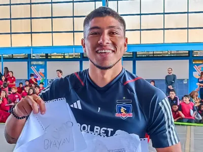 [VIDEO] ¡De gente humilde y noble corazón! Brayan Cortés recibió gran cantidad de regalos de niños en actividad social