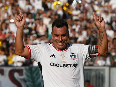Esteban Paredes se despidió a lo grande y participó en la victoria de Colo Colo sobre Colón de Santa Fe