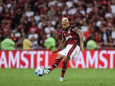 ¿El mejor futbolista chileno de la historia? El impresionante récord que alcanzó Arturo Vidal tras victoria de Flamengo