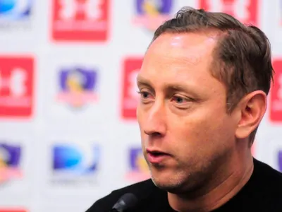 ¿Deja al Cacique? Luis Mena tendría oferta concreta en la mesa para dejar al plantel femenino de Colo-Colo