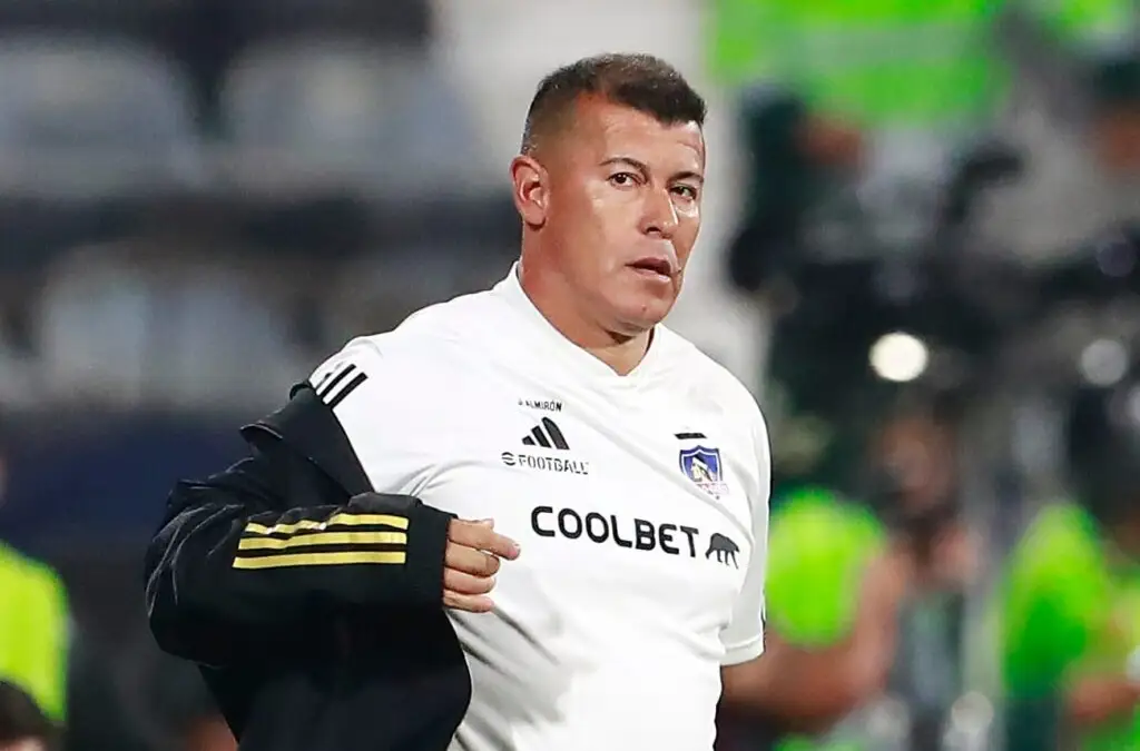Jorge Almirón con indumentaria de Colo-Colo.