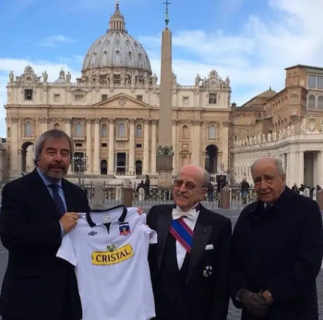 Gabriel Asencio entregándole la camiseta de Colo-Colo al, en ese entonces, embajador de Chile en Italia Fernando Zegers.