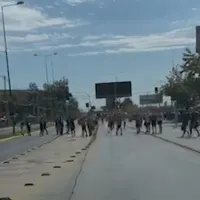 [VIDEO] Con hinchas alentando en las calles: Así fue la llegada de Colo-Colo al Estadio Monumental