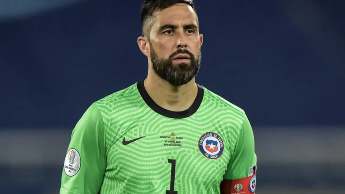 Claudio Bravo no saldrá del retiro para reforzar Colo-Colo.