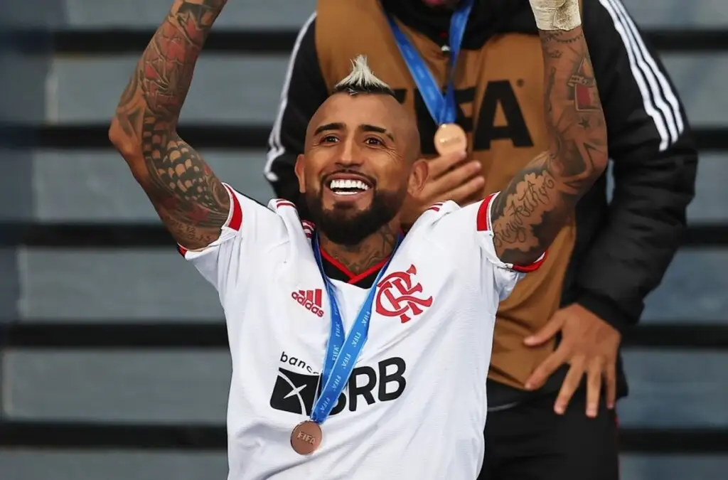 Arturo Vidal celebrando la obtención del tercer lugar del Mundial de Clubes con Flamengo.