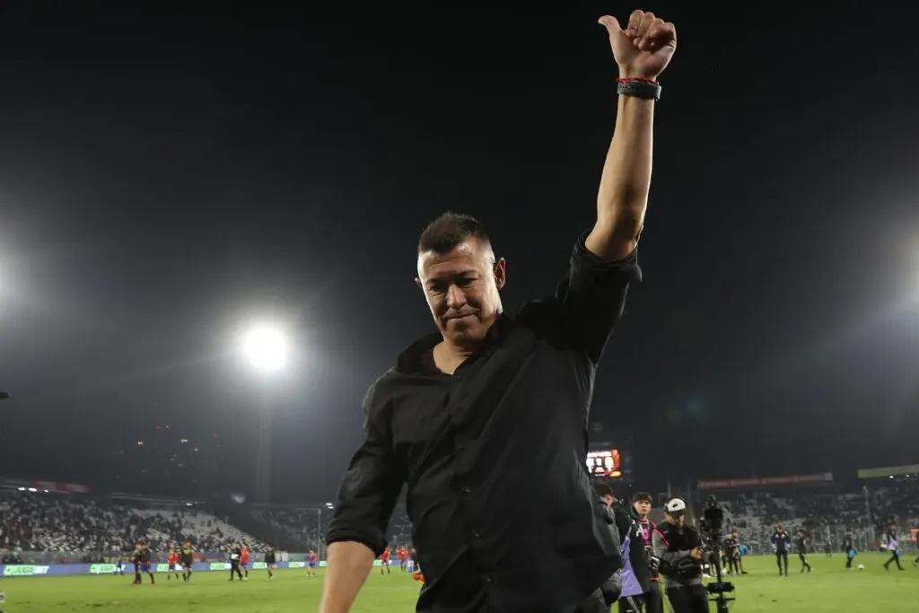 Jorge Almirón saludando a los hinchas de Colo-Colo tras el partido vs Unión Española.