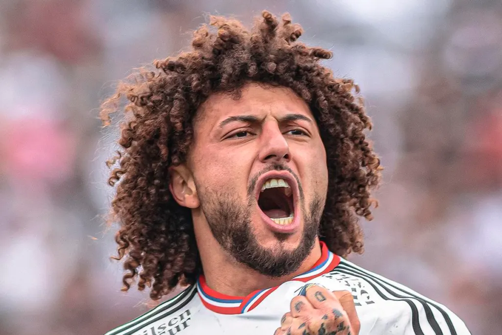 Primer plano al rostro de Maximiliano Falcón celebrando eufórico un triunfo de Colo-Colo durante la temporada 2023.