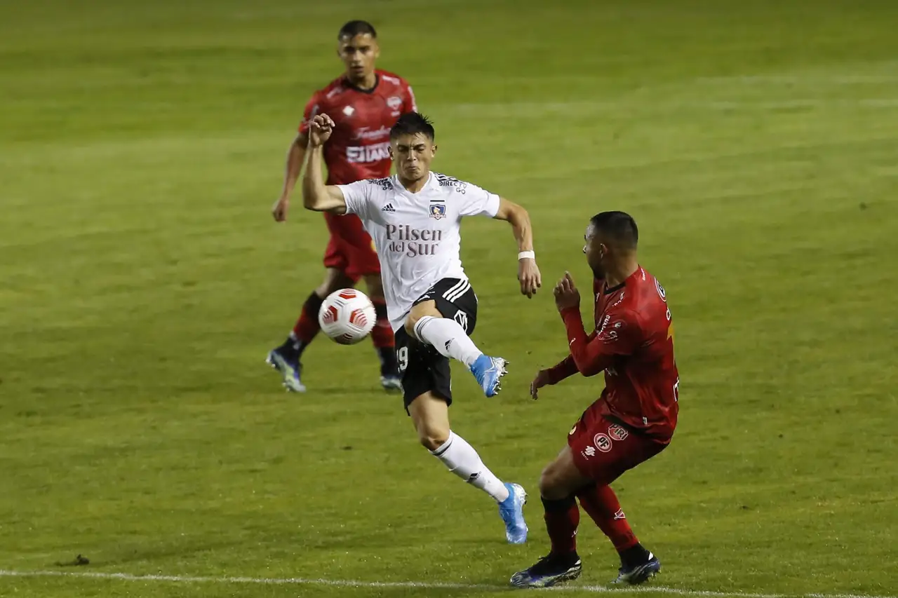 Futbol, Ñublense vs Colo Colo. sexta fecha, campeonato nacional 2021. El jugador de Colo Colo Felipe Fritz juega el balón contra Ñublense durante el partido de primera division realizado en el Estadio Bicentenario Nelson Oyarzun. Chillan, Chile. 01/05/2021 Jonnathan Oyarzun/Photosport Football, Ñublense vs Colo Colo. Sixth date, 2021 National Championship. Colo Colo’s player Felipe Fritz, left , play the ball against Ñublense during the first division football match at Bicentenario Nelson Oyarzun stadium. Chillan, Chile. 01/05/2021 Jonnathan Oyarzun/Photosport