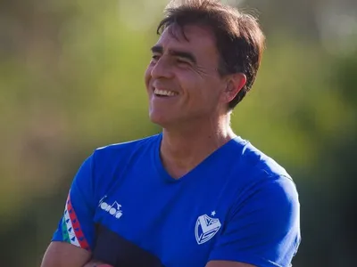 Roza el título en Argentina: La importante hazaña que consiguió Gustavo Quinteros con Vélez Sarsfield