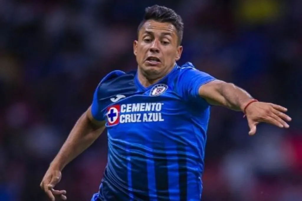 Iván Morales disputando un balón con la camiseta de Cruz Azul.