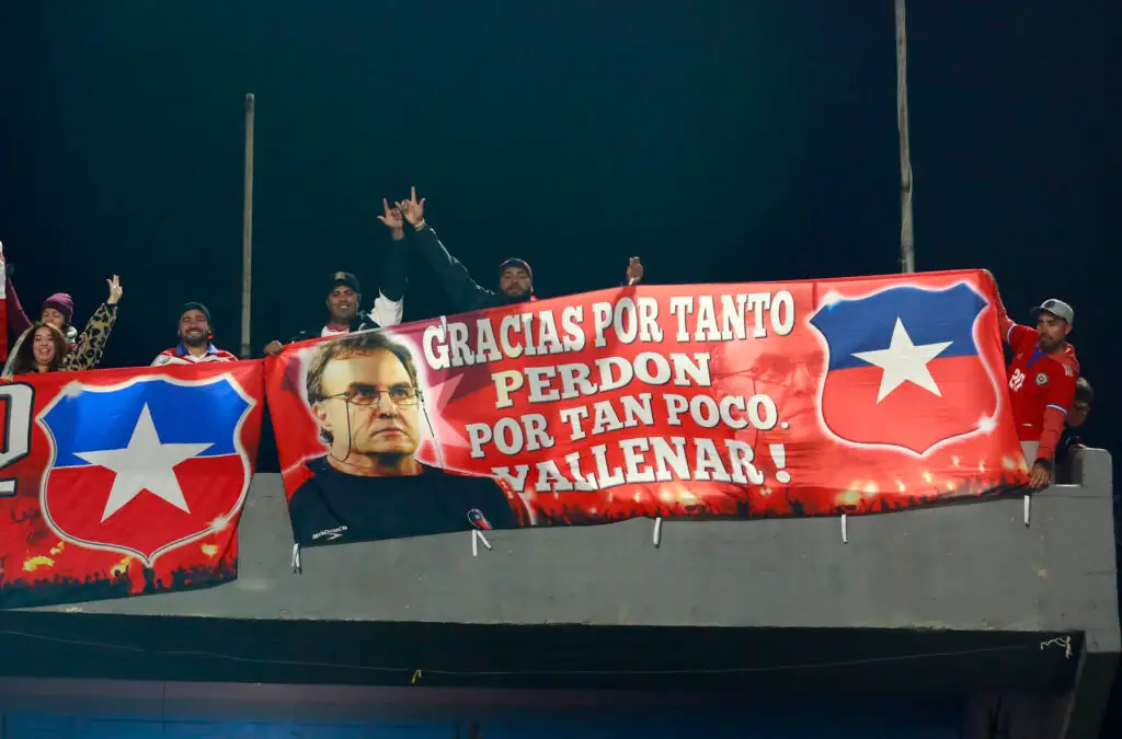Hinchas chilenos homenajearon a Marcelo Bielsa con un lienzo.