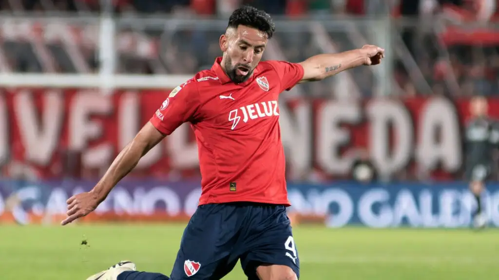 Mauricio Isla podría salir de Independiente de Avellaneda.