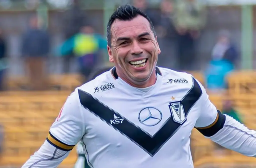 A sus 44 años, Paredes sigue rompiendo redes en la Primera B.