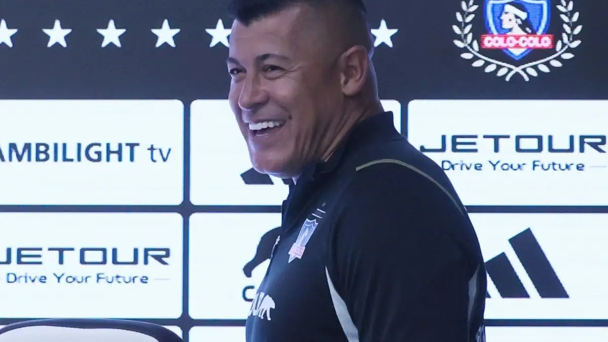 Jorge Almirón sonríe con los tres nuevos jugadores que se integrarán a su plantel.