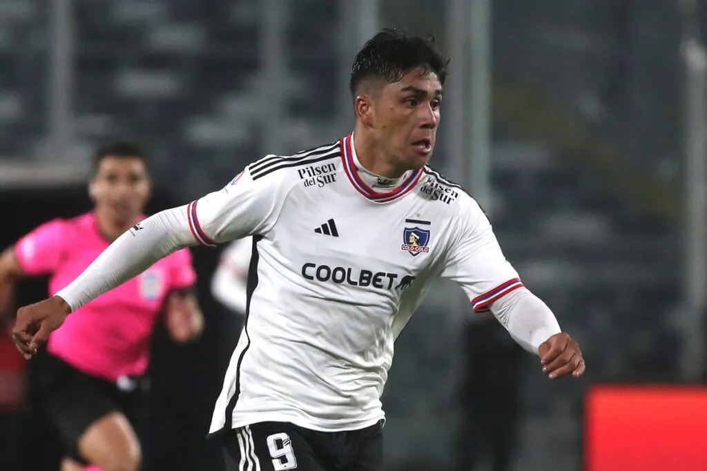 Damián Pizarro enfrentando a Audax Italiano en el Estadio Monumental.