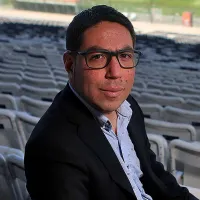 Presidente del CSD se va en picada contra líder político por polémico uso de imagen de Colo-Colo: «Bajeza que muestra su clasismo»
