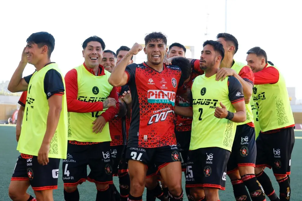 Jugadores de Limache celebrando un gol.