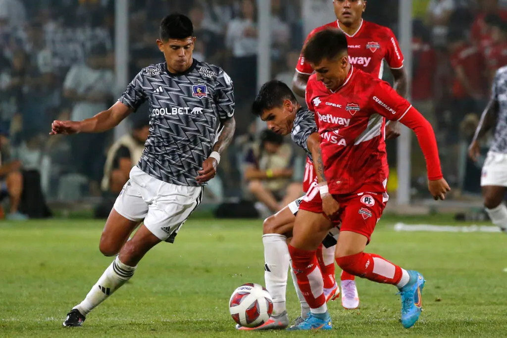 Jugadores de Colo-Colo y Ñublense disputando un balón.