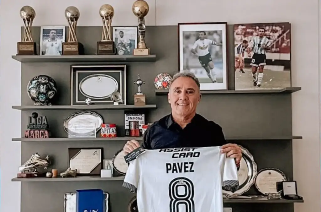 Marcelo Espina recibió una camiseta de Colo-Colo usada por Esteban Pavez.