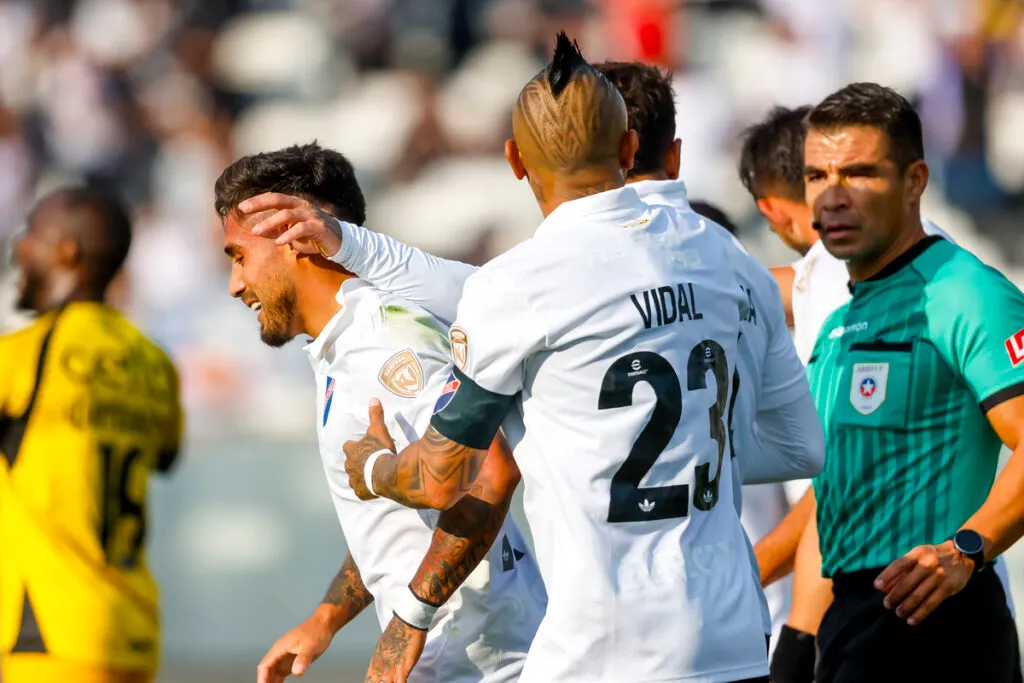 Jugadores de Colo-Colo junto al árbitro José Cabero.