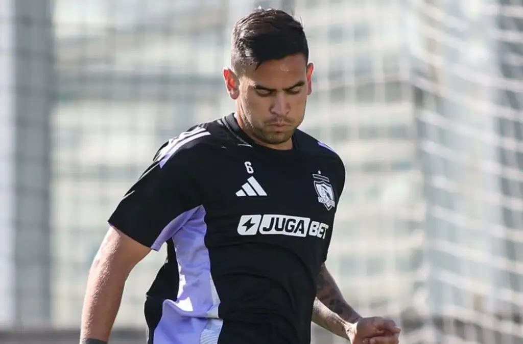 Sebastián Vegas fue probado como líbero en la línea de tres defensores de Colo-Colo.