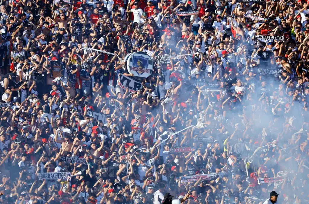 Hinchada de Colo-Colo provocó serios incidentes en la Supercopa 2024.