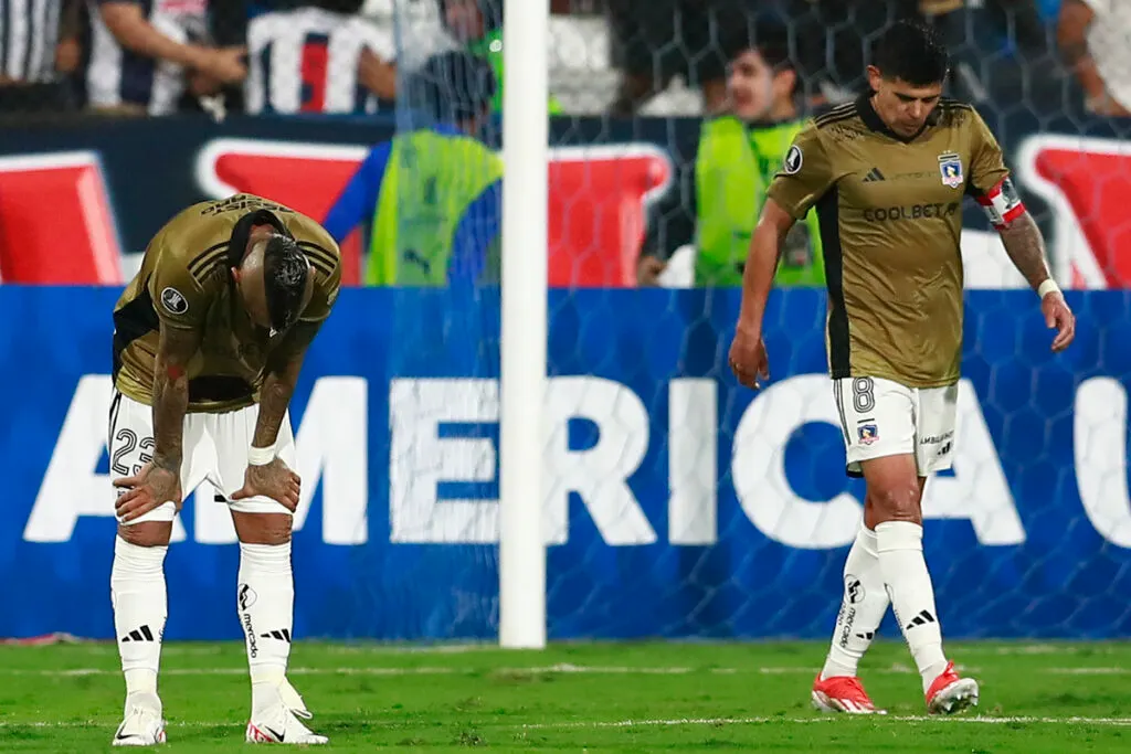 Arturo Vidal y Esteban Pavez lamentándose.