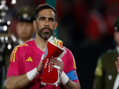 «Me hizo llorar»: El aplaudido gesto de Claudio Bravo con ex futbolista de Colo-Colo que sufrió amputación de una pierna